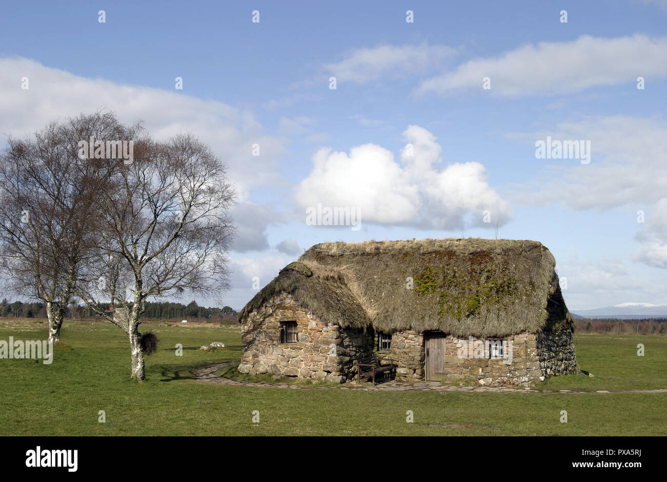 Una antigua masía con techo de paja es todo lo que queda del antiguo asentamiento Leanach que estaba cerca del campo de batalla donde la batalla de Culloden tuvo lugar y donde Bonnie Prince Charlie fue derrotado en 1746. Foto de stock