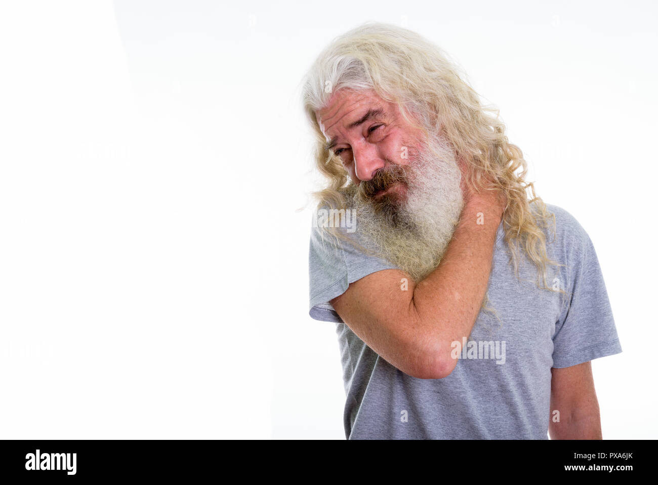 Foto de Estudio de altos hombre barbado a tener dolor en el cuello Foto de stock