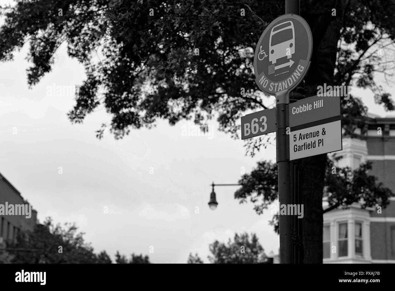 Una parada de autobús a firmar en blanco y negro Foto de stock