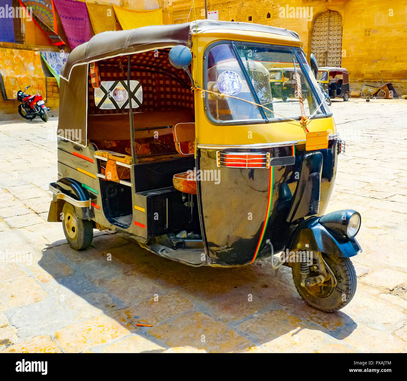 Volver tradicional y amarillo en un rickshaw motorizado plaza Jaisalmer, Rajasthan, India Foto de stock