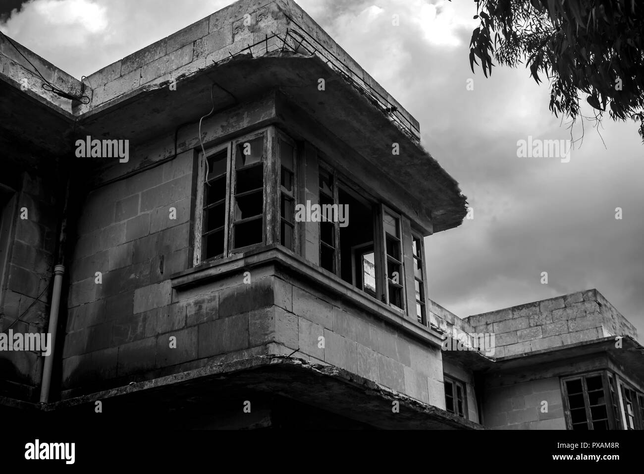 Un balcón de miedo en blanco y negro Foto de stock