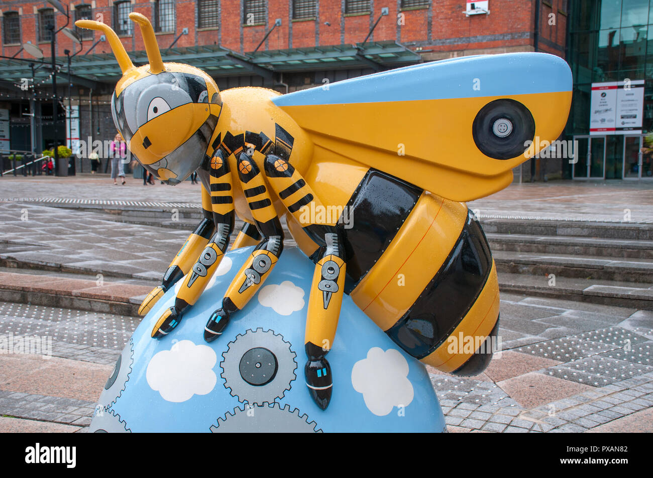 Una ciudad transformada, por Helen Russell creaciones. Una de las esculturas en la ciudad de abeja, Gran Plaza Norte, Manchester, Reino Unido. Foto de stock