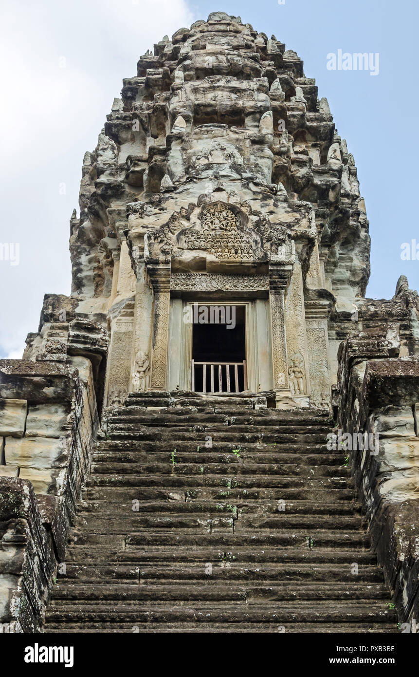 Los ojivales, torre redented forma de capullo de loto de Angkor Wat, y muy empinadas escaleras que representa la dificultad de ascender al reino Foto de stock