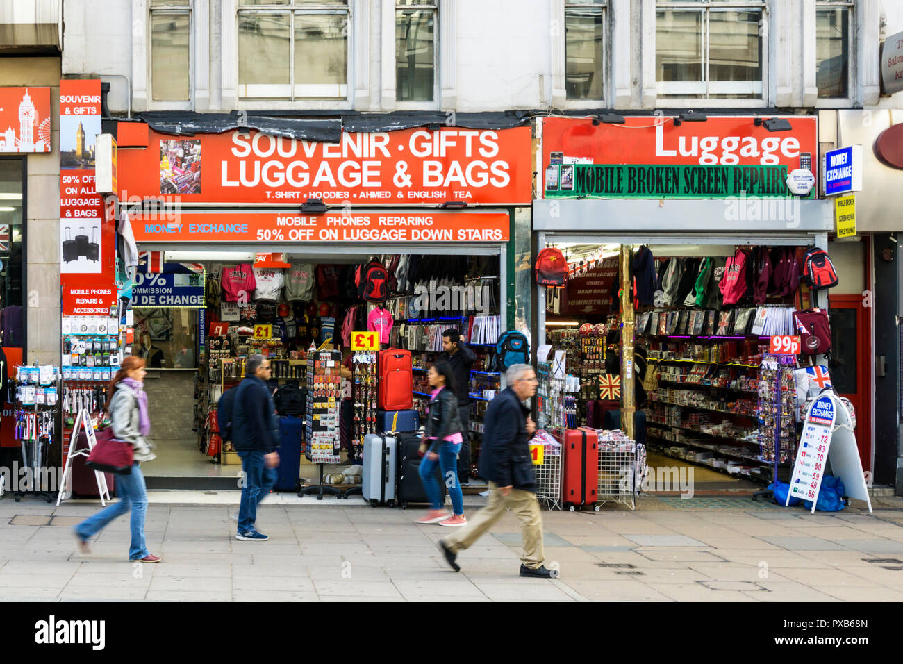 Tienda de souvenirs y tienda de maletas en Oxford Street, Londres  Fotografía de stock - Alamy