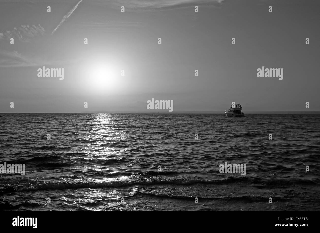 Lonely barco en el mar en frente de la Colonia de Sant Jordi, Mallorca Foto de stock