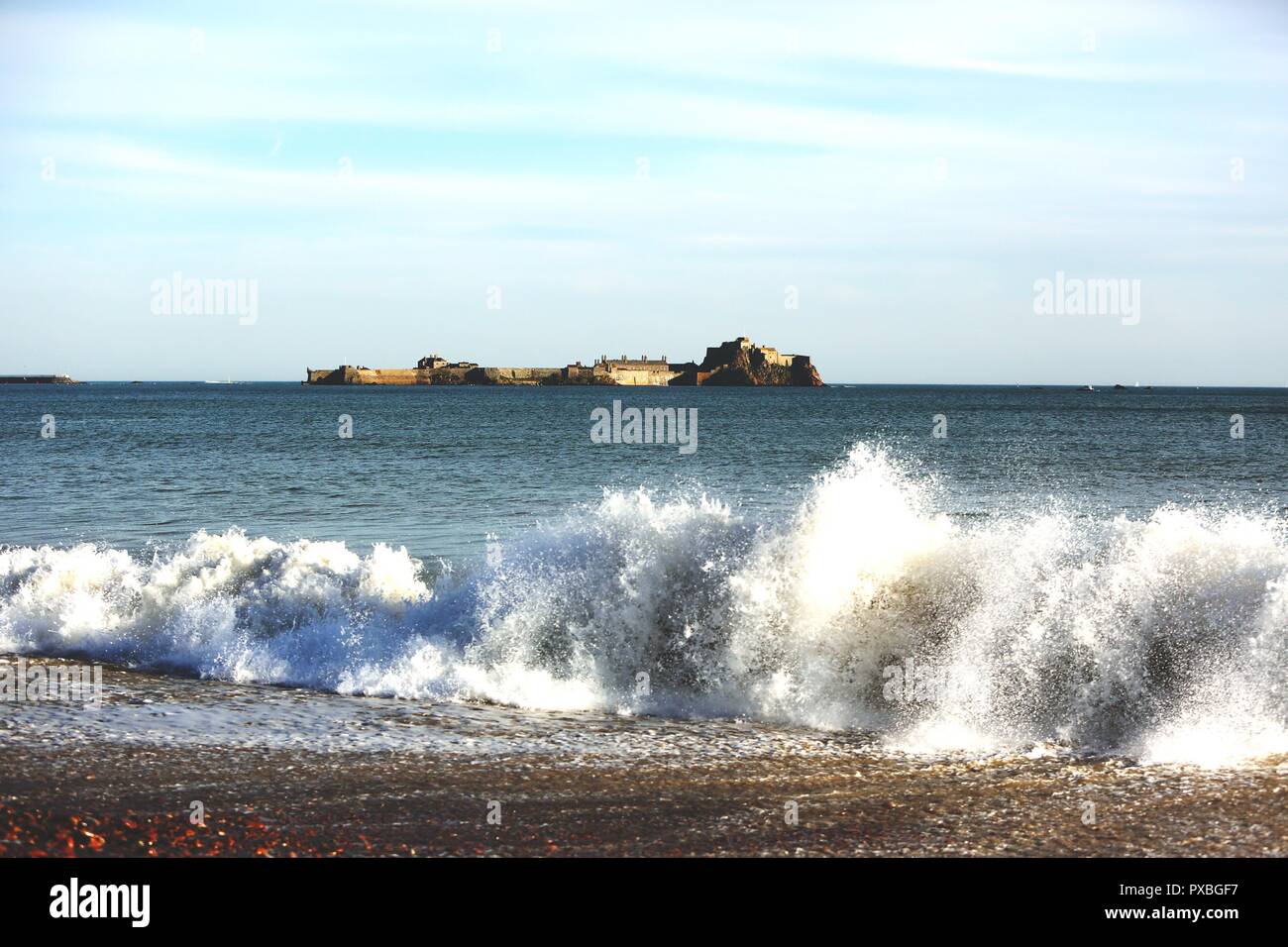 Jersey, oficialmente, la Bailía de Jersey (Francés: Bailliage de Jersey) es una dependencia de la Corona situado cerca de la costa de Normandía, Francia. Jersey fue parte del Ducado de Normandía, cuyos duques pasaron a ser reyes de Inglaterra desde 1066. Después de Normandía fue perdido por los reyes de Inglaterra en el siglo XIII y el título Ducal se entregó a Francia, Jersey y las otras islas del Canal permanecía adherida a la Corona Inglesa. La Bailía consta de la isla de Jersey, la más grande de las Islas del Canal de la Mancha, junto con islas deshabitadas y rocas circundantes colectivamente denominada Les Dirouilles, Foto de stock