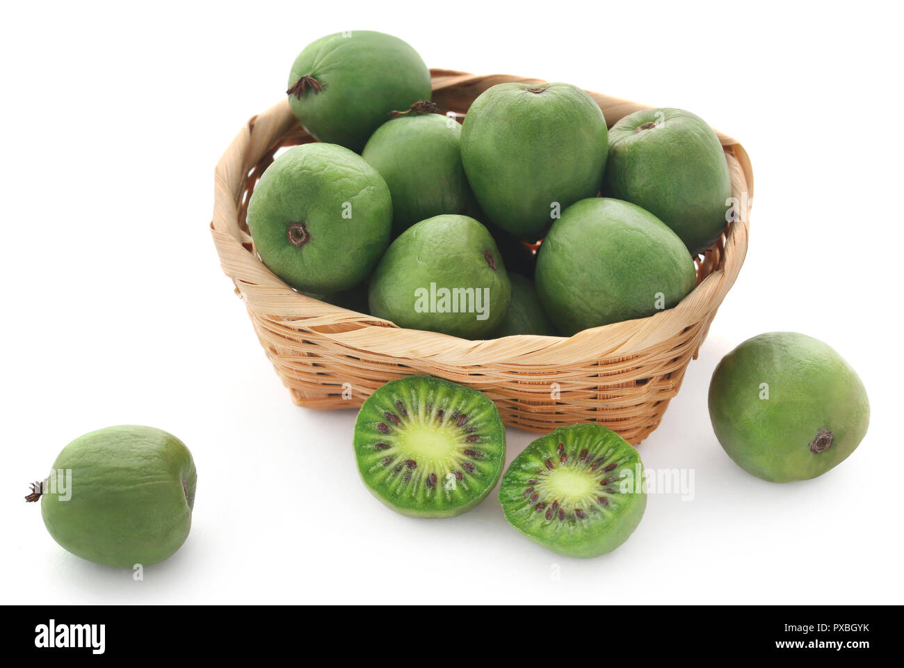 Kiwi berry en una cesta sobre fondo blanco Foto de stock