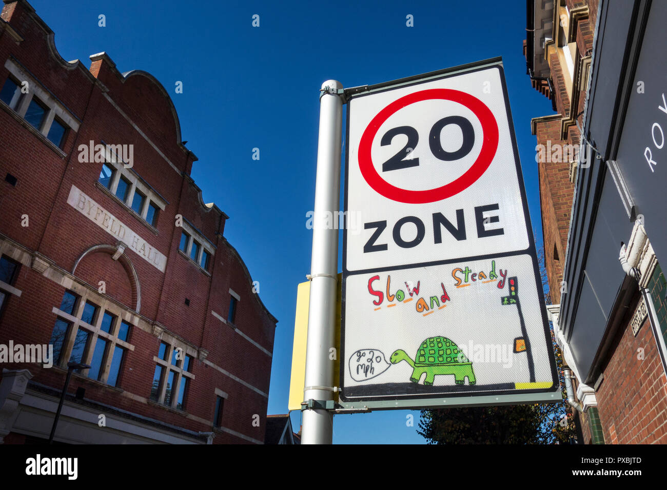 Lenta y constante de 20mph velocidad límite firmar en Richmond upon Thames, Londres, UK SW Foto de stock