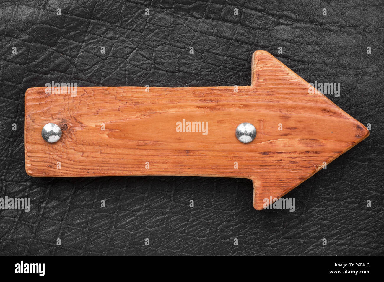 Flecha de madera, el puntero de las juntas con pernos. Cartel de madera virgen. Vista superior Foto de stock