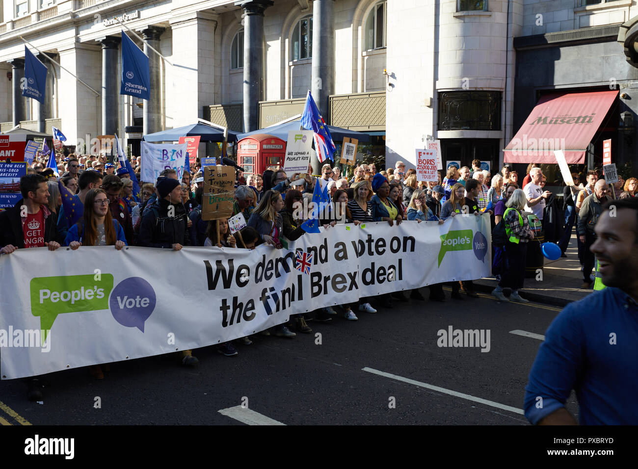 Londres, Reino Unido. 20 Oct, 2018. Los manifestantes en el voto popular de marzo a través del centro de Londres. Crédito: Kevin J. Frost/Alamy Live News Foto de stock