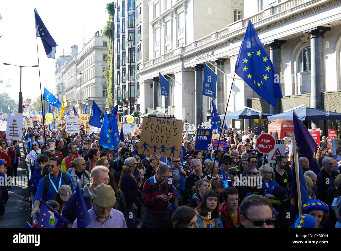 Londres, Reino Unido. 20 Oct, 2018. Los manifestantes en el voto popular de marzo a través del centro de Londres. Crédito: Kevin J. Frost/Alamy Live News Foto de stock