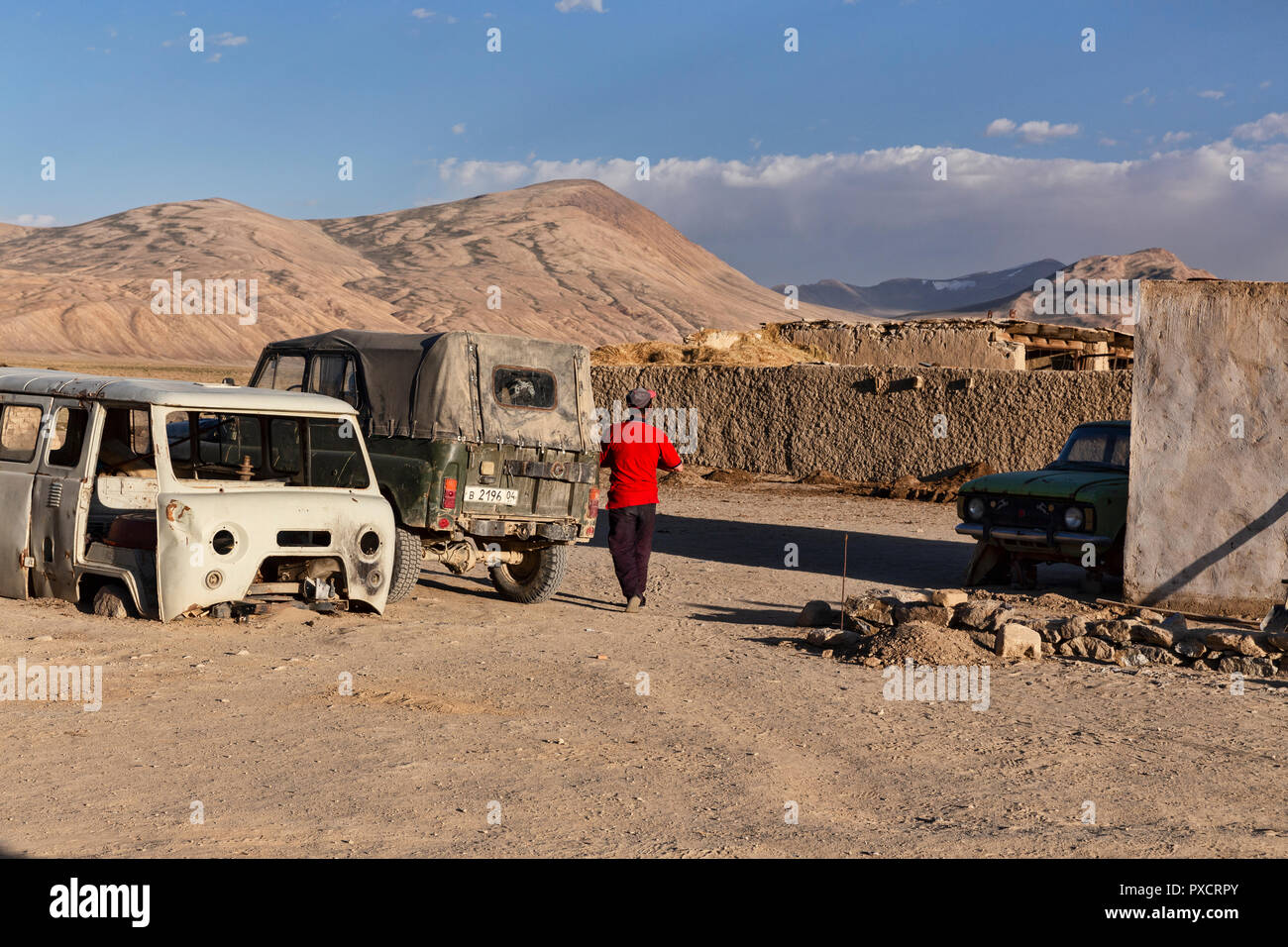 Aldeano en brillantes paseos en camiseta Bulunkul Bulunkul village, el Pamir Highway, las montañas de Pamir, Tayikistán Foto de stock