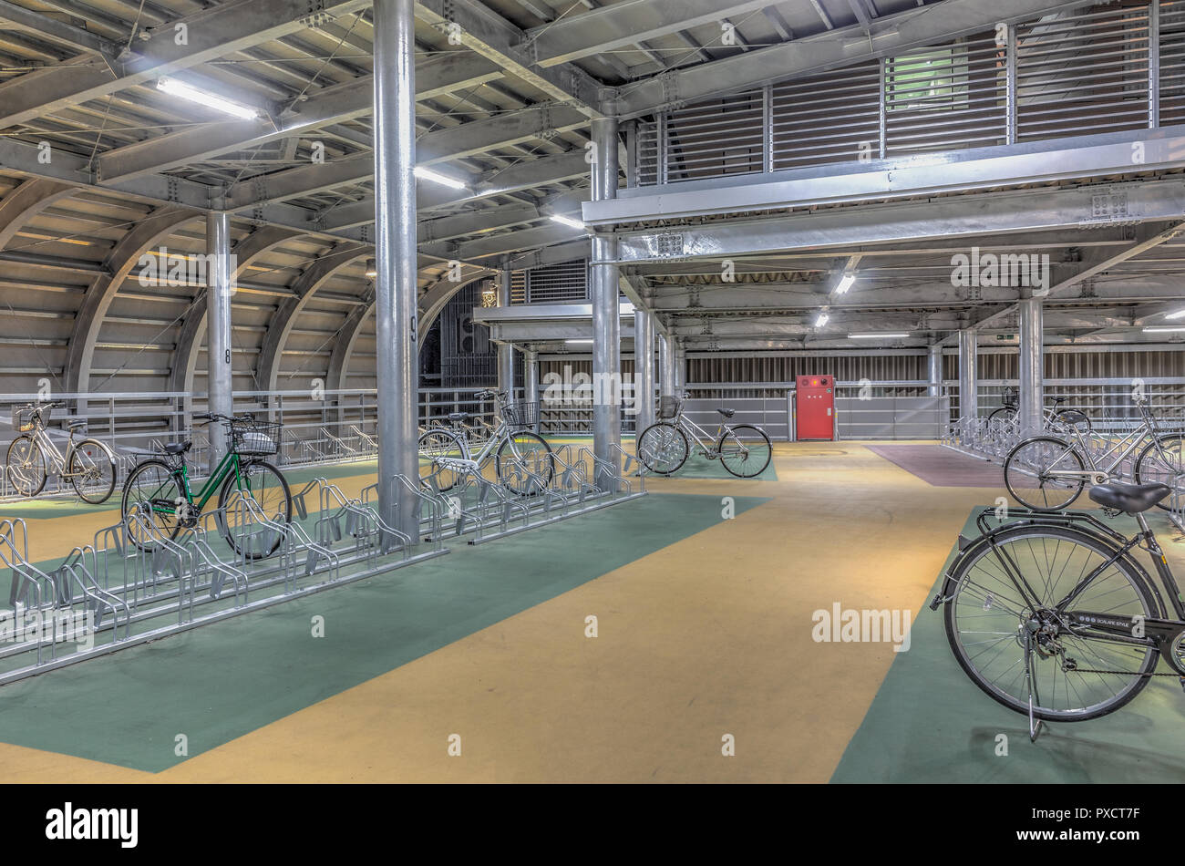 Imagen HDR de moderno y elegante interior de estacionamiento de bicicletas, Kanazawa, Japón Foto de stock