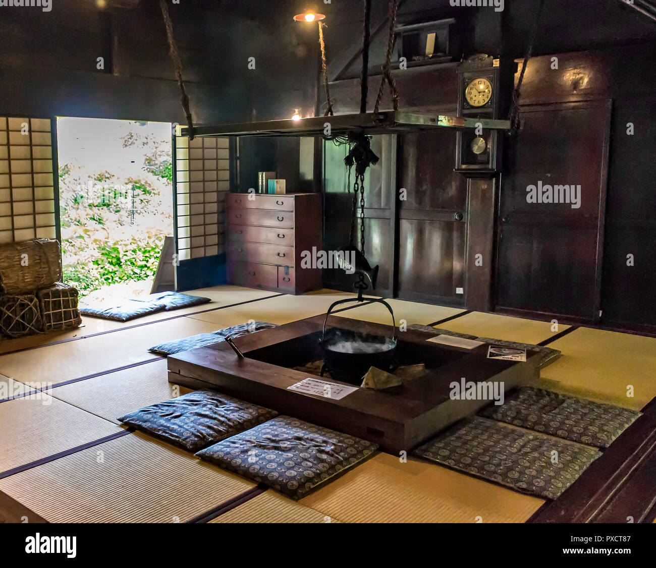 Japonesa tradicional chimenea hundida, o irori, utilizado para cocinar