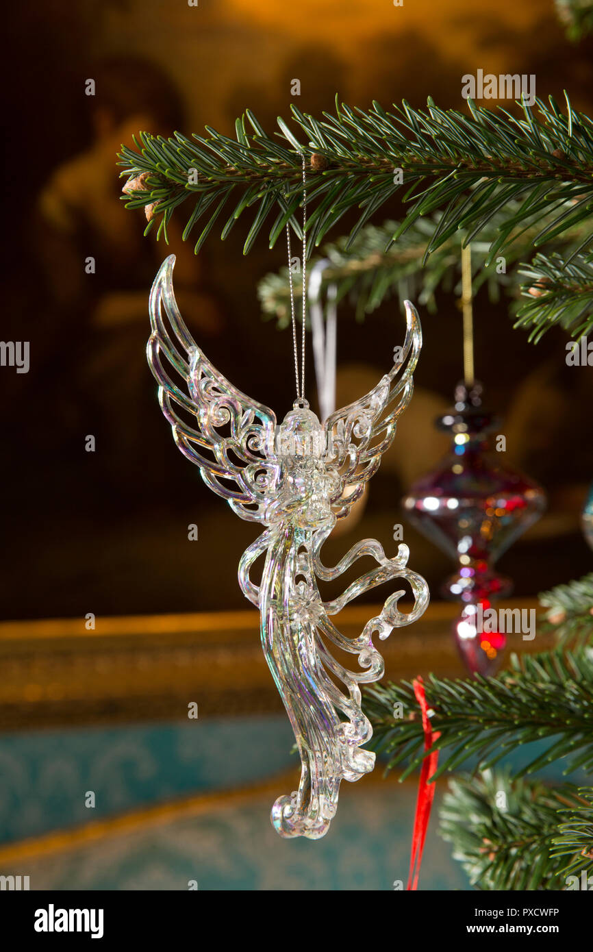 Reino Unido, Inglaterra, Yorkshire, Castle Howard en Navidad, Turquesa Drawing Room, ángel transparente decoración de árbol de navidad Foto de stock