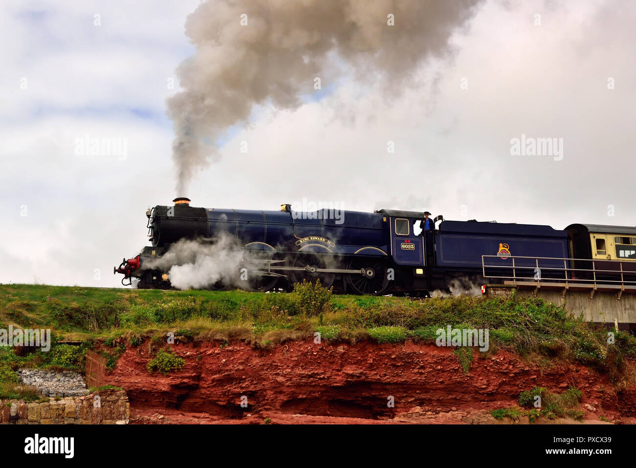 Locuo GWR KING CLASS No 6023 El rey Eduardo II deja Goodrington para Kingswear en el ferrocarril de vapor de Dartmouth, 06.09.2018. Foto de stock