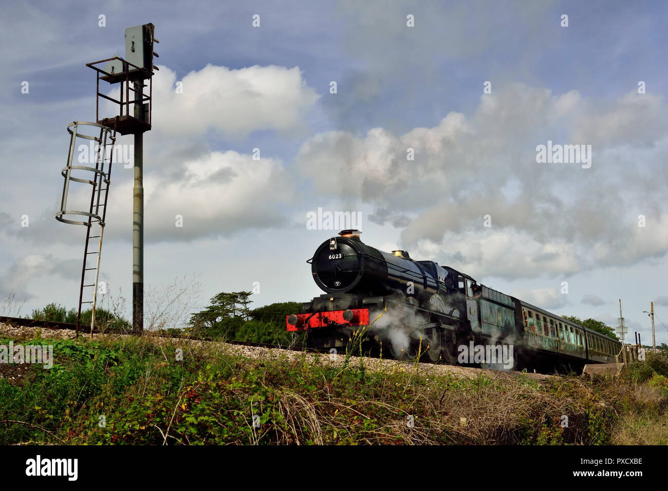 Locuo GWR KING CLASS No 6023 El rey Eduardo II deja Goodrington para Kingswear en el ferrocarril de vapor de Dartmouth, 15th de septiembre de 2018. Foto de stock