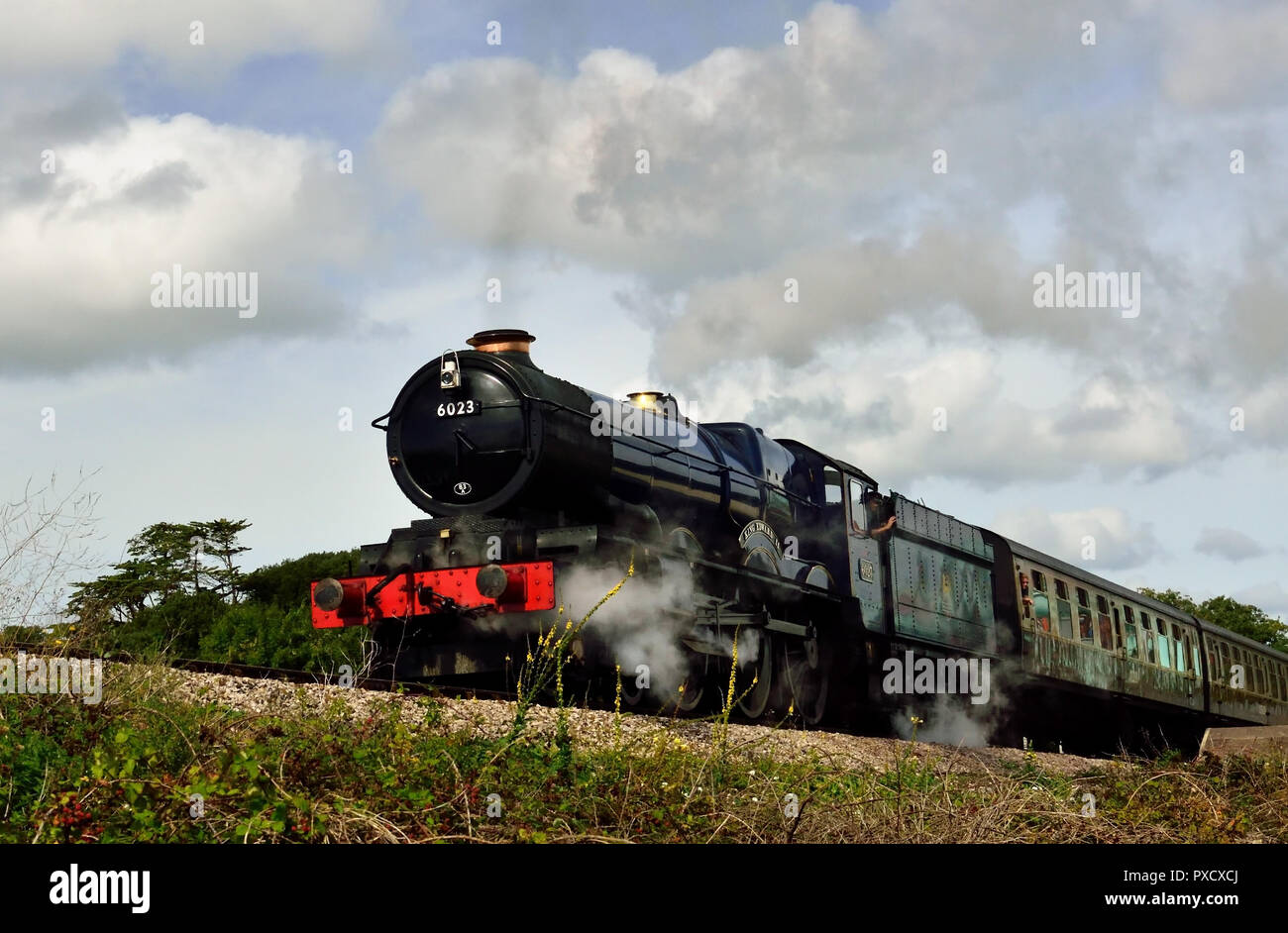 Locuo GWR KING CLASS No 6023 El rey Eduardo II deja Goodrington para Kingswear en el ferrocarril de vapor de Dartmouth, 15th de septiembre de 2018. Foto de stock