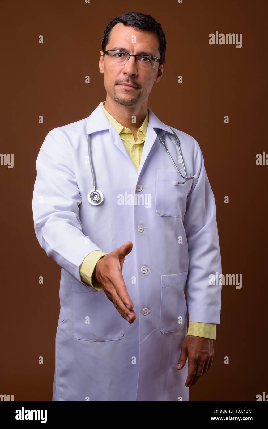 Retrato del guapo doctor ofreciendo handshake Foto de stock