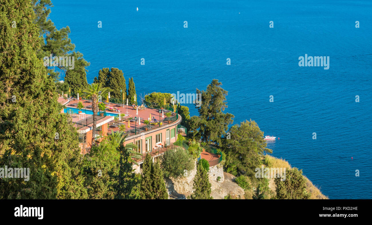 Espectáculo escénico en Taormina, famosa ciudad en la provincia de Messina, Sicilia, sur de Italia. Foto de stock