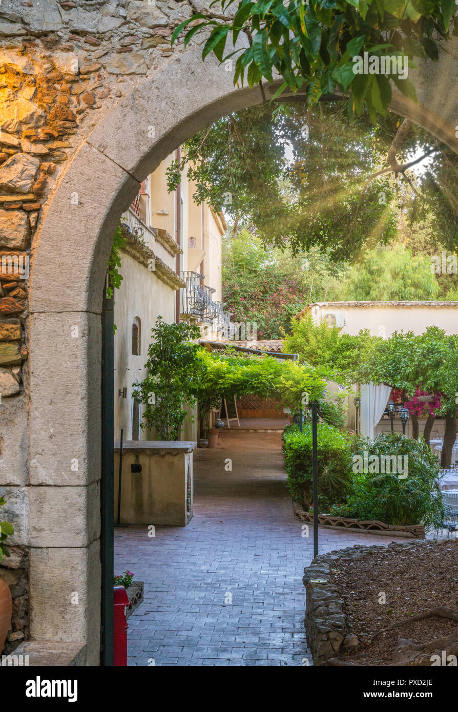 Espectáculo escénico en Taormina, famosa ciudad en la provincia de Messina, Sicilia, sur de Italia. Foto de stock