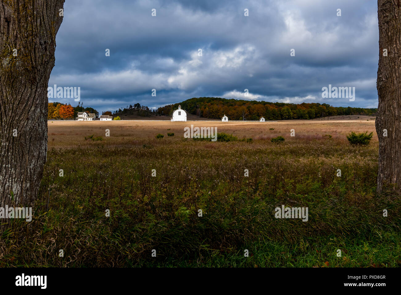 Los edificios de la granja blanca del siglo XIX en el centro histórico de la la D.H. Día granja con el espectacular cielo otoñal. Oso dormido Dunes National Lakeshore, Michigan, Estados Unidos. Foto de stock