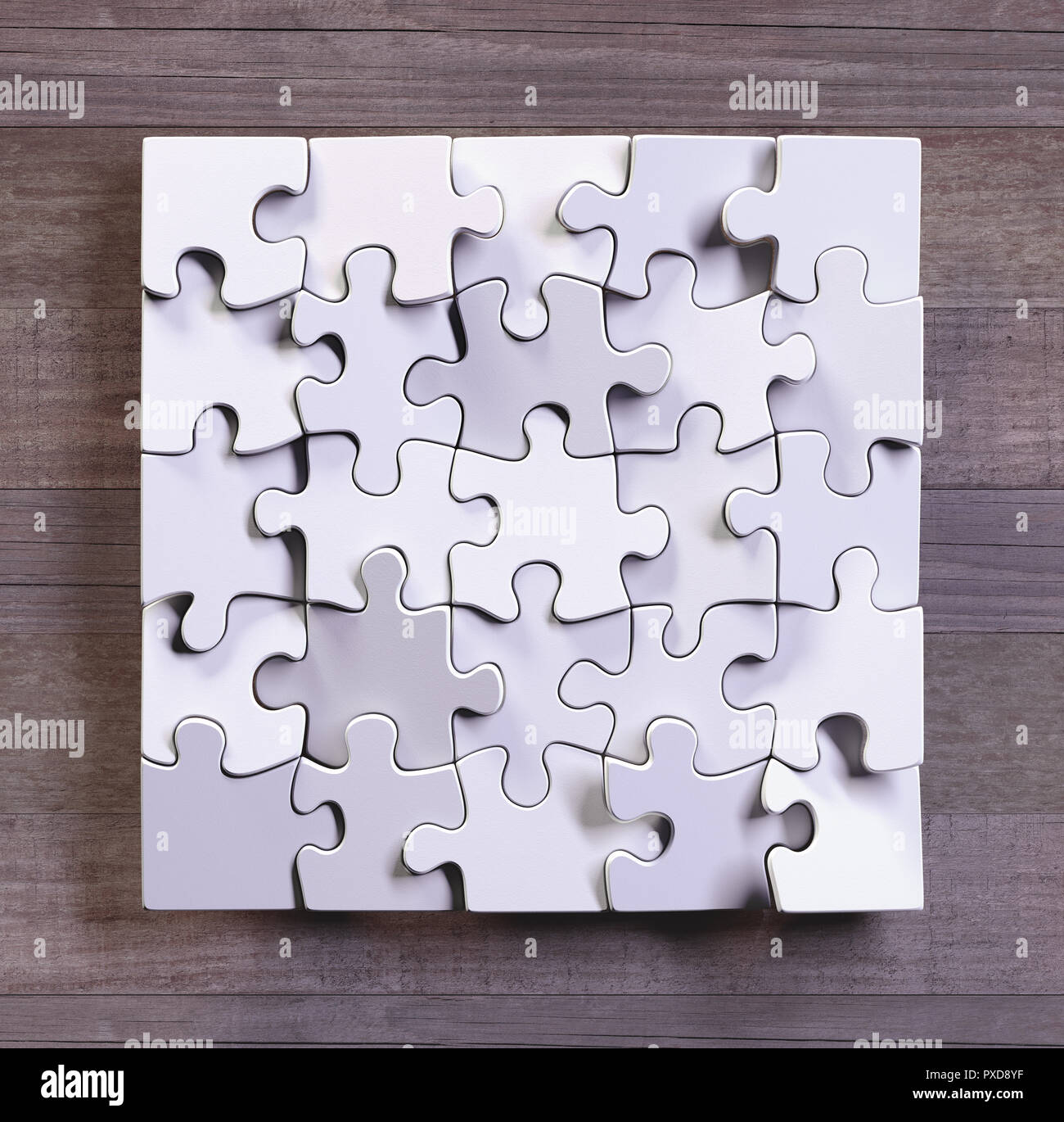 Rompecabezas en formato cuadrado en blanco con fondo de madera. Concepto de arte moderno usando objetos simples. Foto de stock