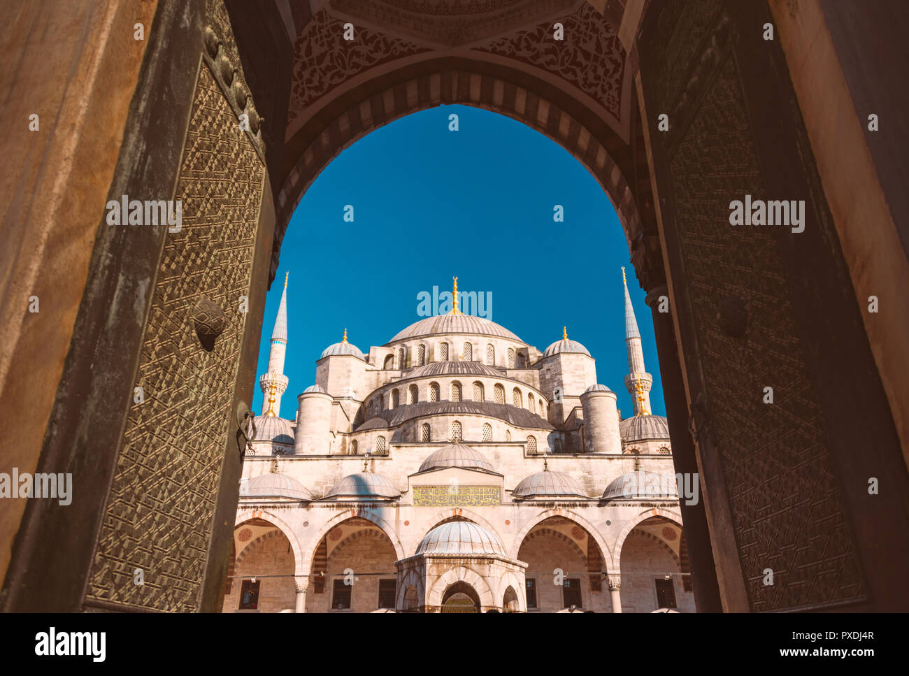 Antigua y hermosa Mezquita Sultan Ahmed (Mezquita Azul) La mezquita imperial otomana situada en Estambul, Turquía. Cielo azul de fondo. Foto de stock