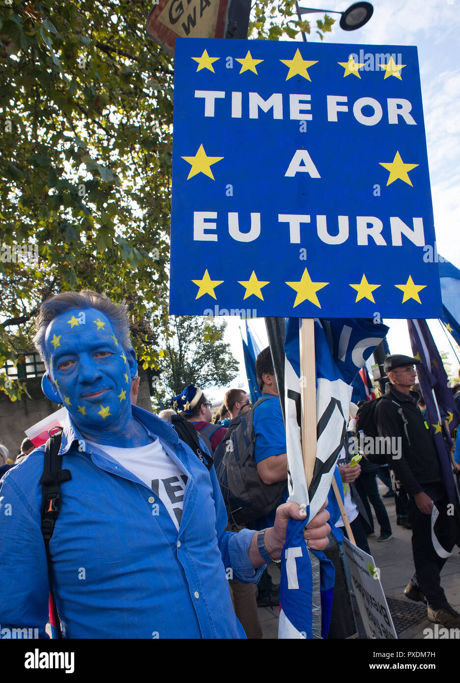 Siendo los manifestantes en la campaña voto popular de marzo, exigiendo un voto final sobre la Brexit tratar,miles de personas marcharon por el centro de Londres para ser escuchado. Foto de stock
