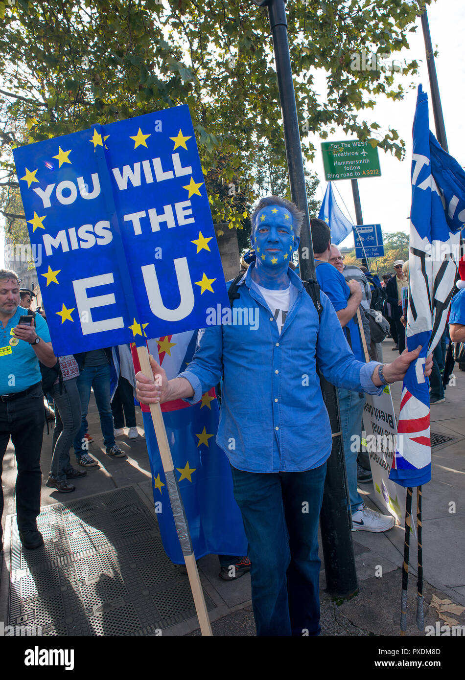 Siendo los manifestantes en la campaña voto popular de marzo, exigiendo un voto final sobre la Brexit tratar,miles de personas marcharon por el centro de Londres para ser escuchado. Foto de stock