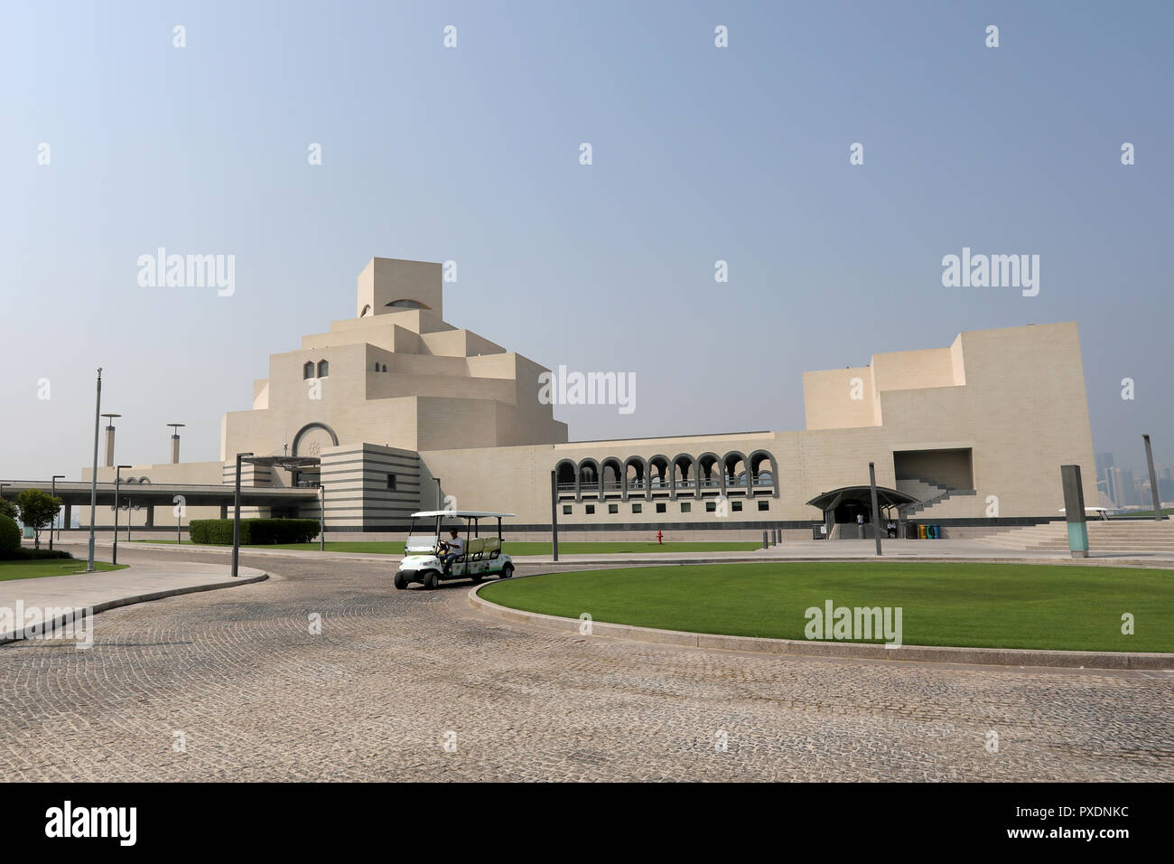 / Doha Qatar - Octubre 10, 2018: La forma distintiva del Museo de Arte Islámico en Doha, Qatar, diseñado por el arquitecto I M Pei. Foto de stock