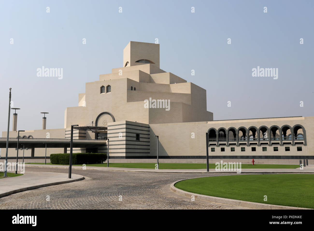 / Doha Qatar - Octubre 10, 2018: La forma distintiva del Museo de Arte Islámico en Doha, Qatar, diseñado por el arquitecto I M Pei. Foto de stock