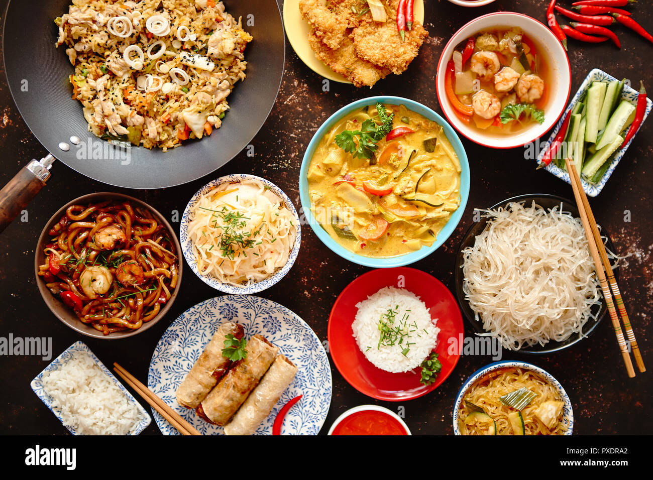 Asia oriental de la composición de alimentos en coloridas vajillas Foto de stock