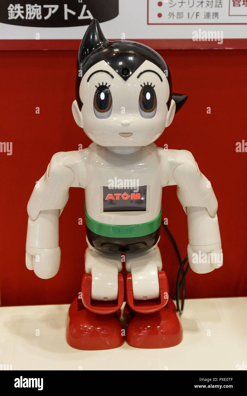 Tokio, Japón. 21 Oct, 2018. ATOM de robot en la pantalla durante el Mundial  de 2018 de la Cumbre del robot en Tokyo Big Sight. La exposición muestra la  última tecnología de