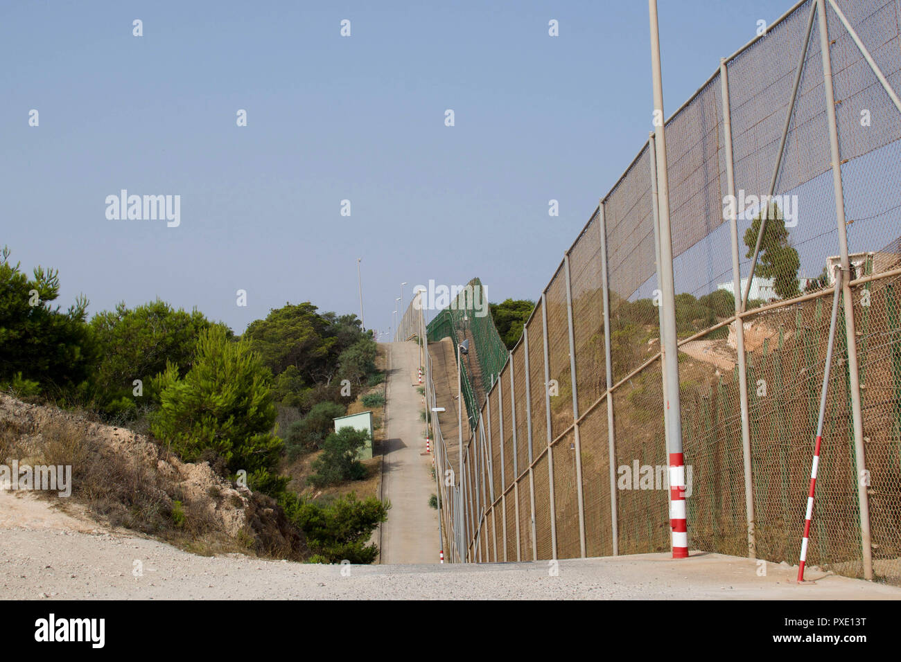 Melilla, Melilla, España. 13 Aug, 2018. Una valla fronteriza fuertemente  fortificada funciona durante aproximadamente 11 km entre Melilla, España y  Marruecos.El enclave español ciudad de Melilla se sitúa en la costa del