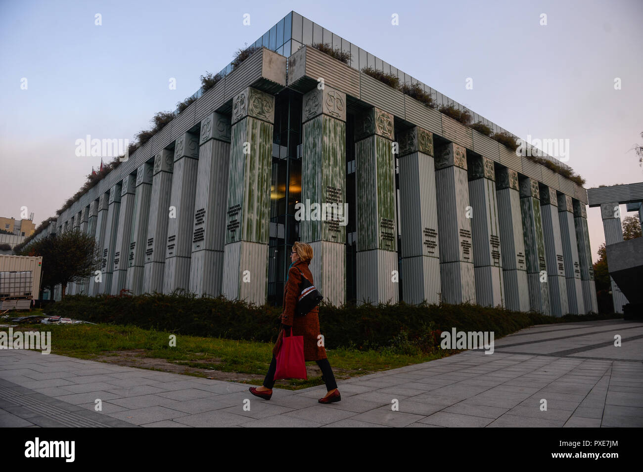 Una mujer camina por la Corte Suprema de Polonia. El 19 de octubre de 2018, el Tribunal Europeo de Justicia ordenó gobierno polaco para revertir una ley que elimina casi un tercio de los magistrados de la Corte Suprema, y a reintegrar a aquellos que fueron despedidos. Foto de stock