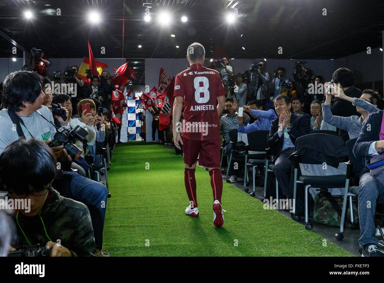 Andrés Iniesta de Vissel Kobe sale de una conferencia de prensa el 22 de  octubre de 2018, Tokio, Japón. La ex superestrella de Barcelona y España  firmaron un acuerdo de patrocinio con