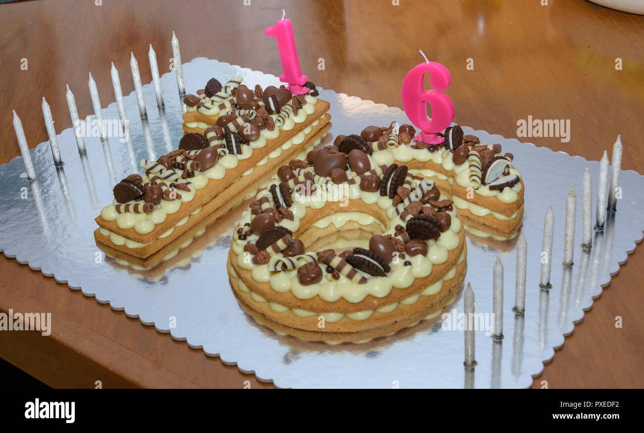 Física después del colegio tengo sueño Sweet Sixteen original tarta de cumpleaños decoradas con dulces de  chocolate y velas Fotografía de stock - Alamy