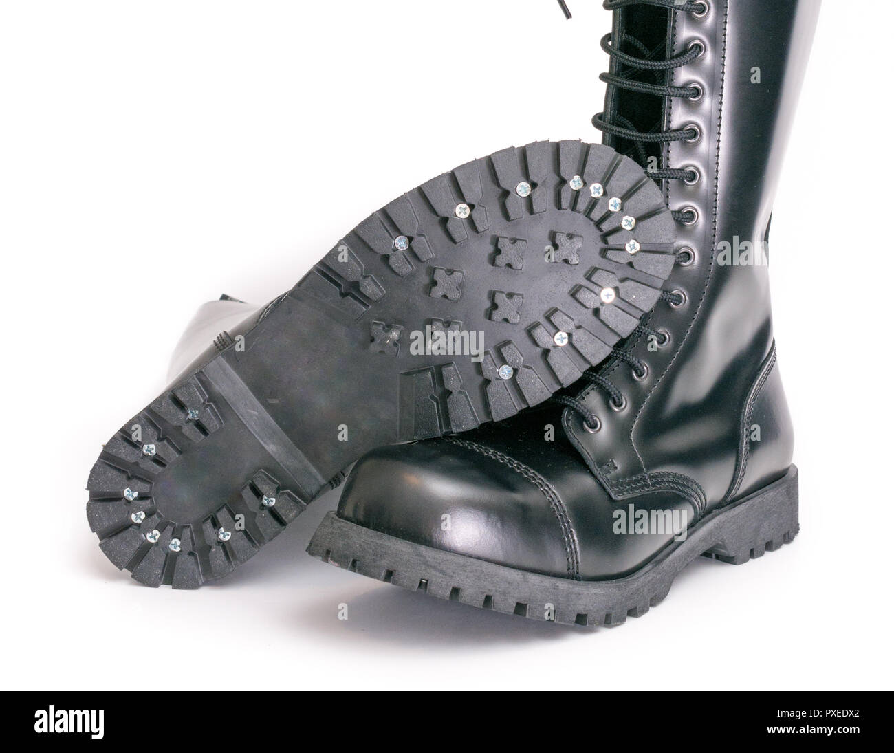 Altura de la rodilla de combate negro de alta moda goth punk oi botas con  suelas atornilladas - aislado en blanco Fotografía de stock - Alamy