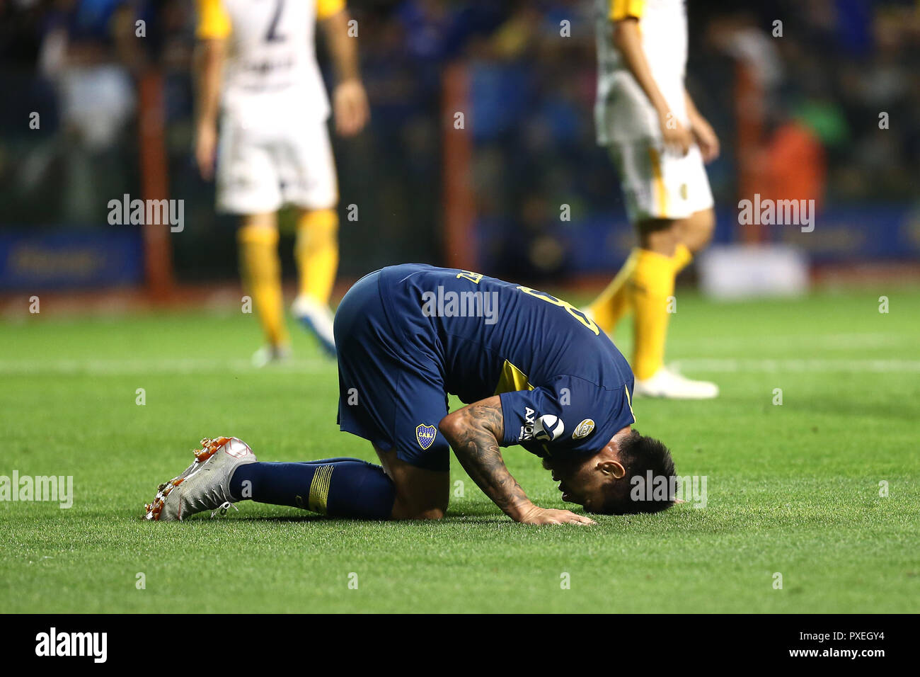 Diego Pérez (boca) tumbado en el campo en el partido contra el Rosario  Central Fotografía de stock - Alamy