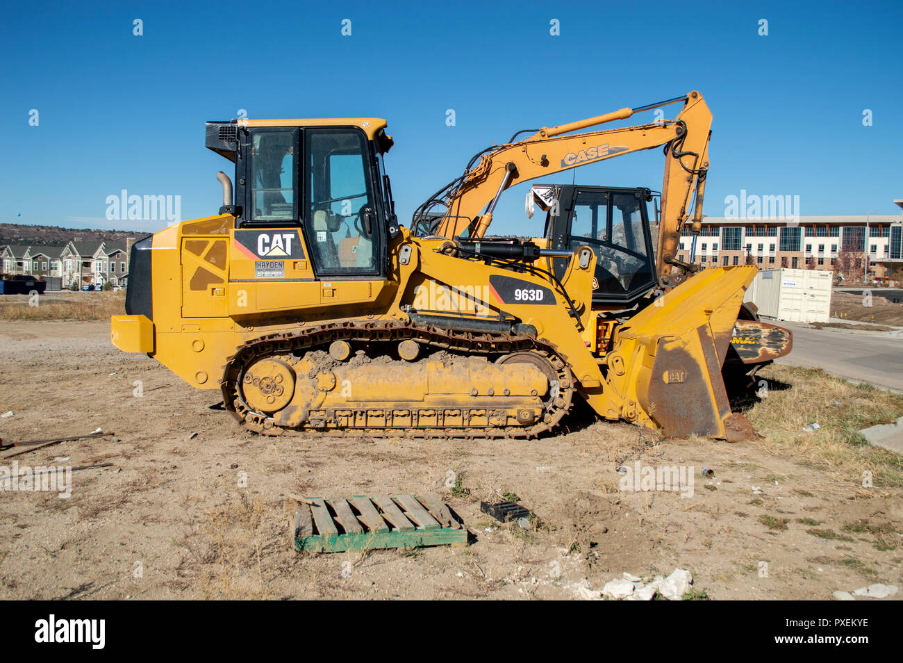 Amarillo bulldozer tractor cargador frontal en el sitio de construcción  Fotografía de stock - Alamy