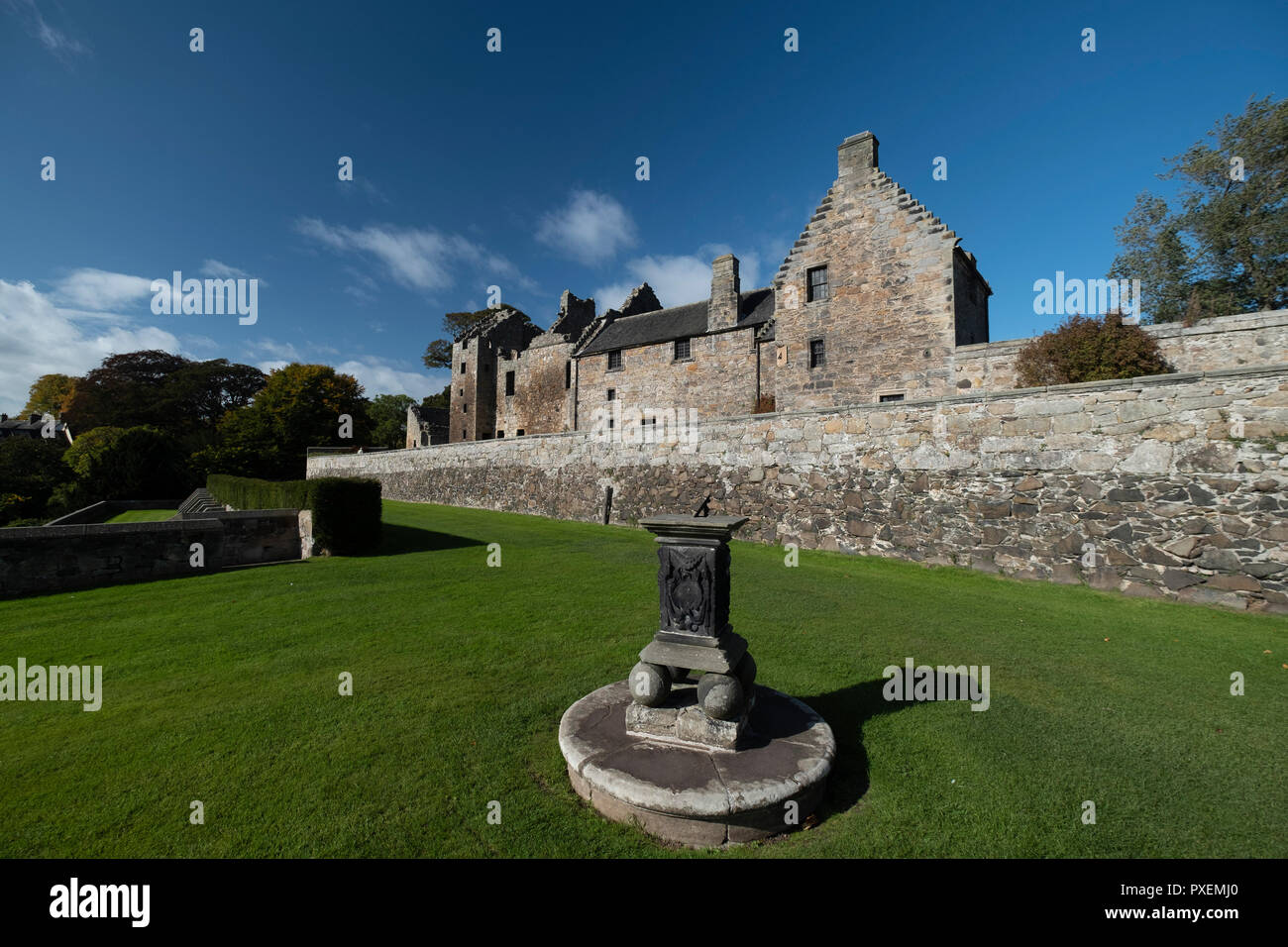 Aberlour Castillo con reloj de sol en los jardines, Fife, Escocia (cerca de Edimburgo). Foto de stock