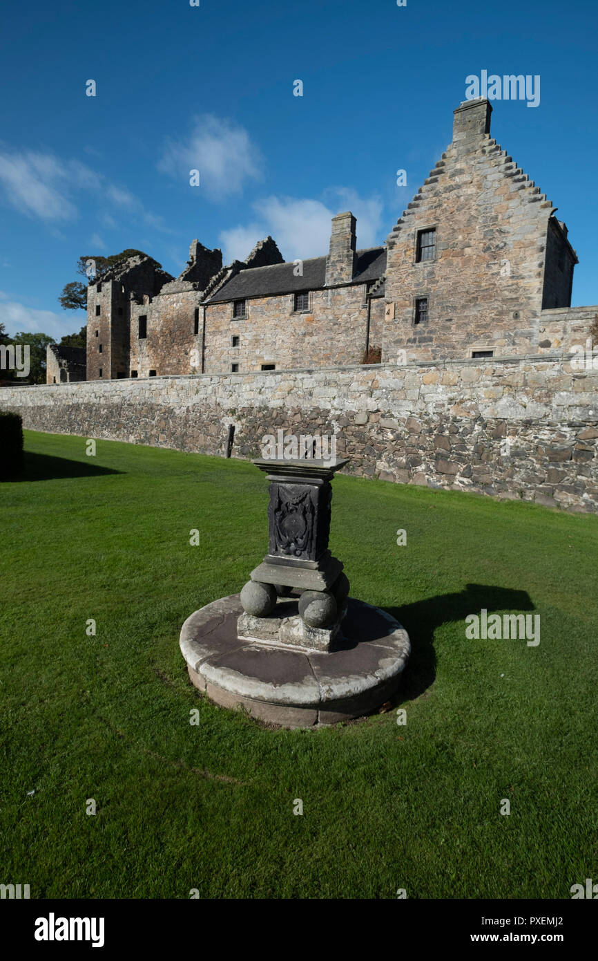 Aberlour Castillo con reloj de sol en los jardines, Fife, Escocia (cerca de Edimburgo). Foto de stock