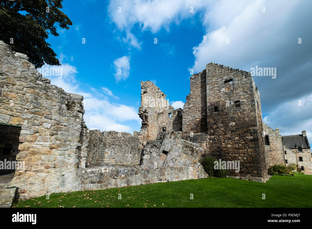 Sección en ruinas de castillo en Aberlour, Fife, Escocia Foto de stock