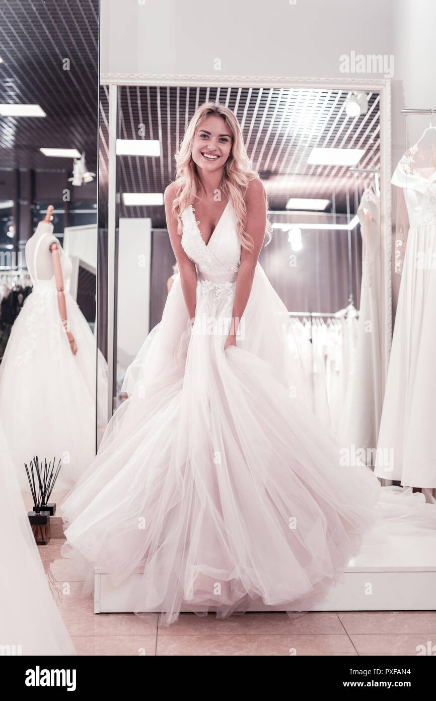Feliz Alegre Mujer Vistiendo Un Traje De Novia Fotografia De Stock Alamy