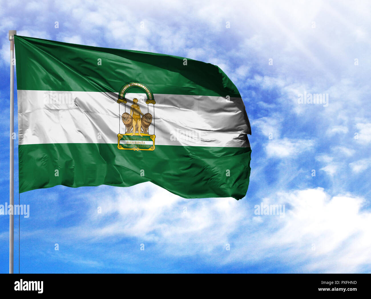 La bandera nacional de Andalucía en un asta de bandera delante de cielo  azul Fotografía de stock - Alamy