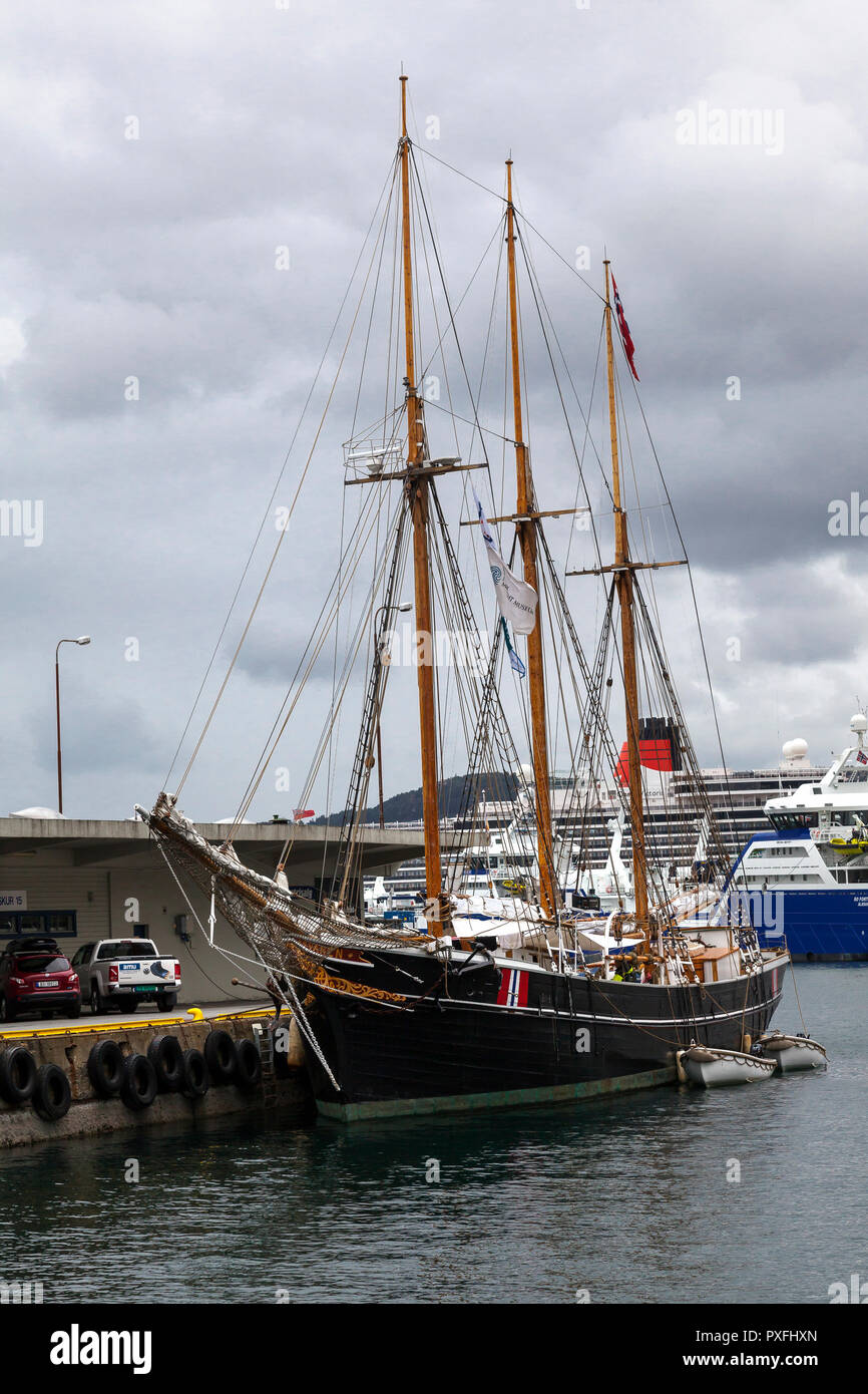 La goleta de tres mástiles Svaneni noruego n del puerto de Bergen, Noruega. Fue construido en 1916 y navegó como un carguero. Ahora una formación y Museum of Art. Foto de stock