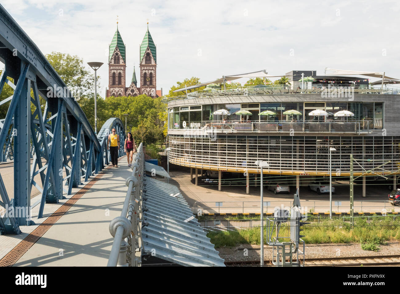 Freiburg bike park y cafe - Radstation - junto al puente azul, Stuhlinger, Freiburg im Breisgau, Alemania Foto de stock