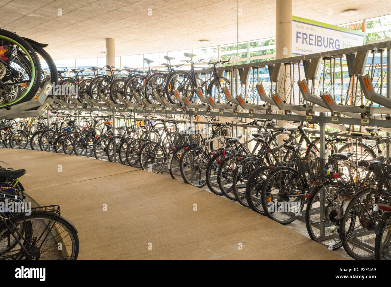 Freiburg im Breisgau bike park interior - Radstation - Alemania Foto de stock