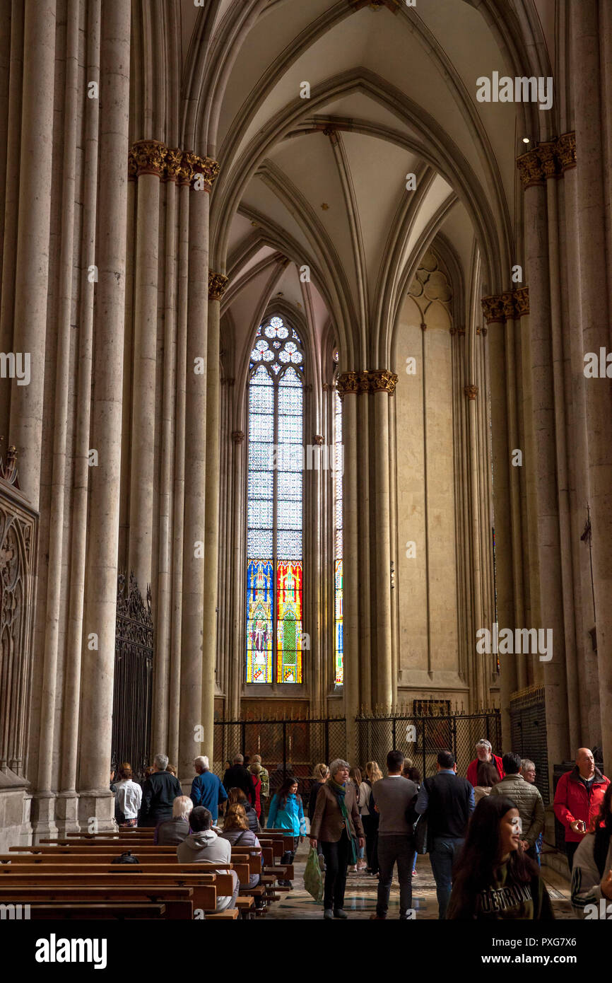 Visitantes en el interior de la catedral, coro, Colonia, Alemania. Dom, Chorbereich Besucher im, Koeln, Deutschland. Foto de stock